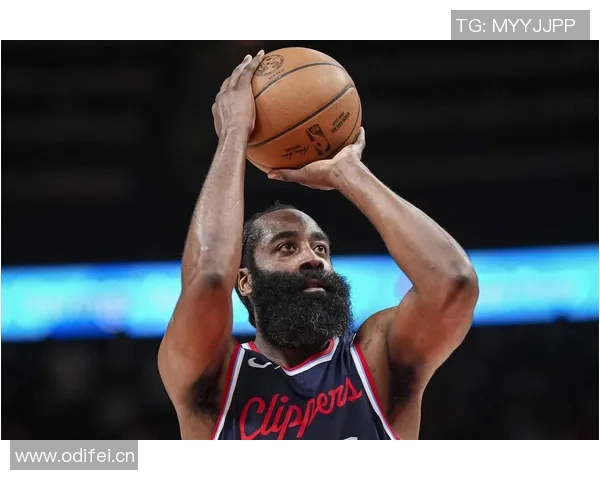 哈登训练后坚持加练超一小时展现职业精神与拼搏态度