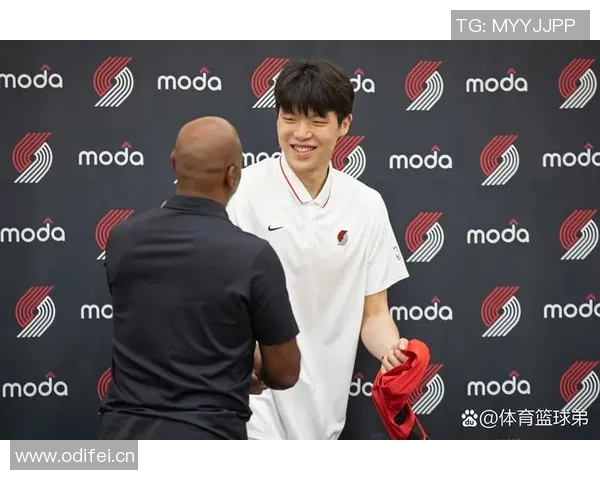 杨瀚森在对阵德鲁蒂米时表现出色应向小萨和申京的风格看齐