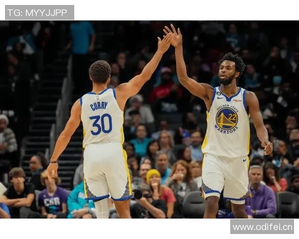 老队友重聚李凯尔赛后与库里追梦小佩顿温情互动展现深厚情谊