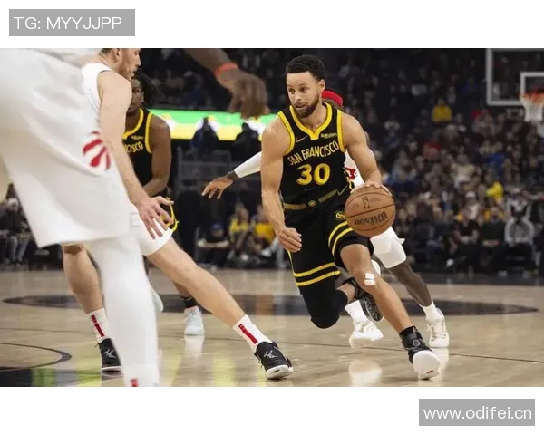 库里轻松发挥全场12投6中贡献14分5助攻巧妙吸引防守展现团队配合魅力